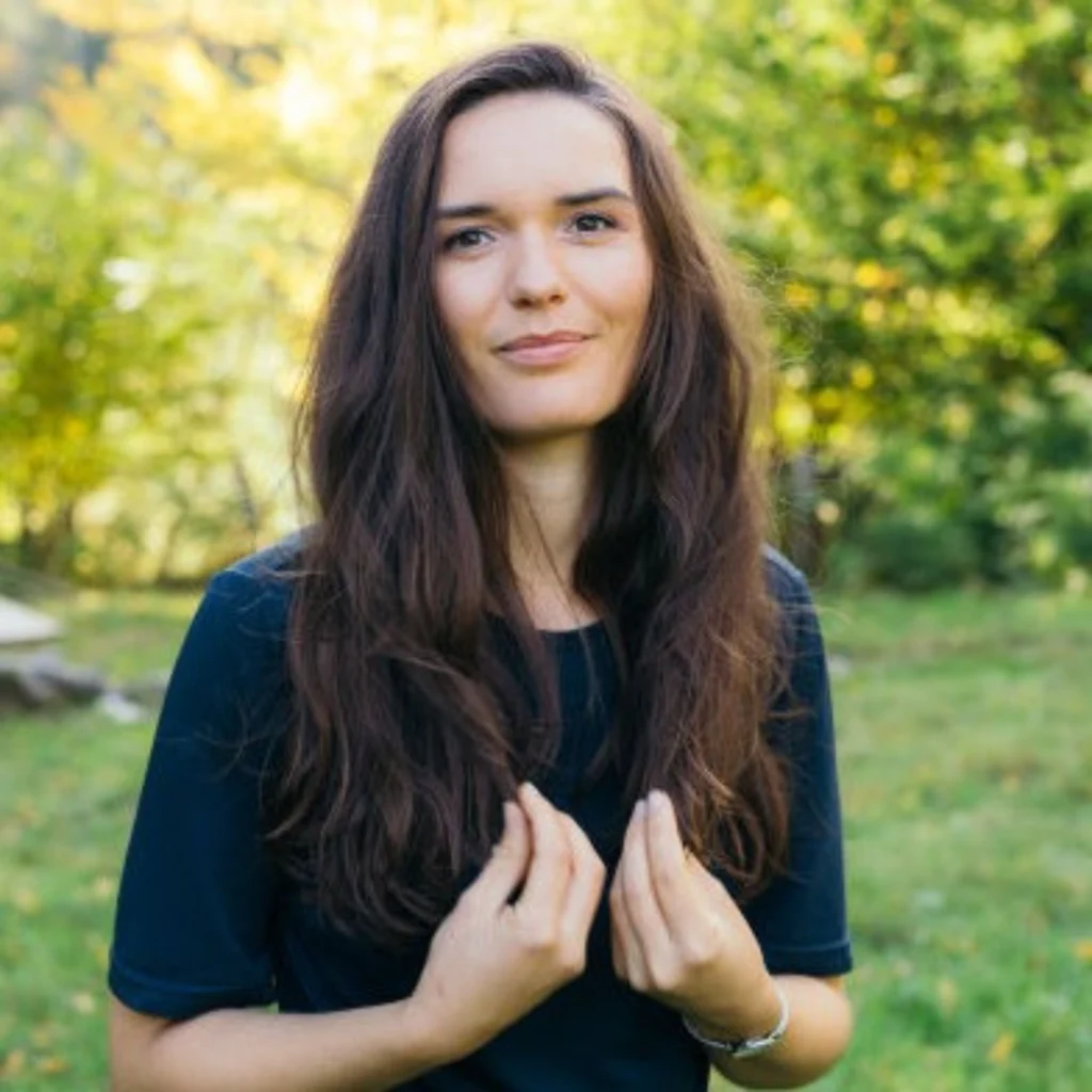 Eine glückliche Kunden nach einem Balance Haarschnitt bei Naturfriseur Bonn