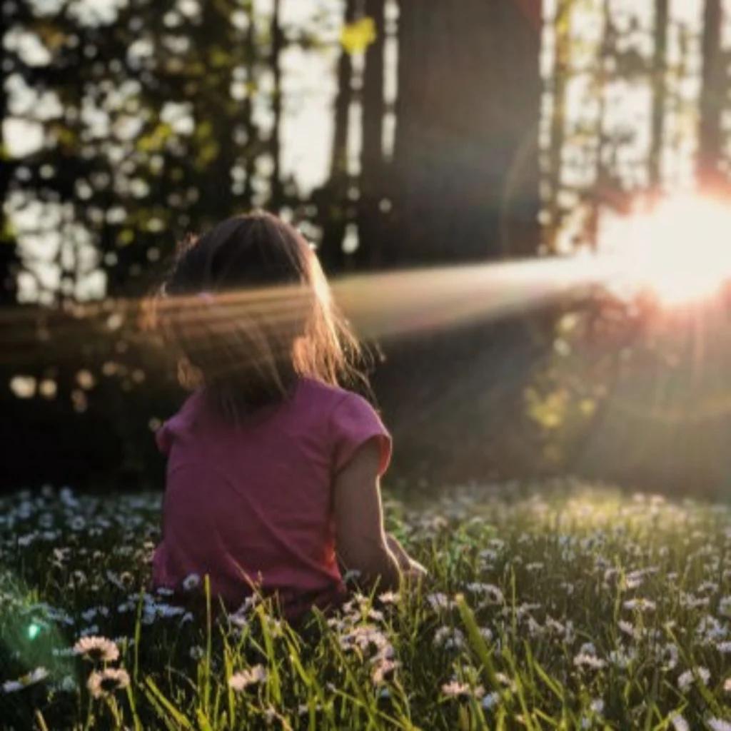 Entspanntes Kind beim Kinderhaarschnitt in der Natur beim Naturfriseur Bonn